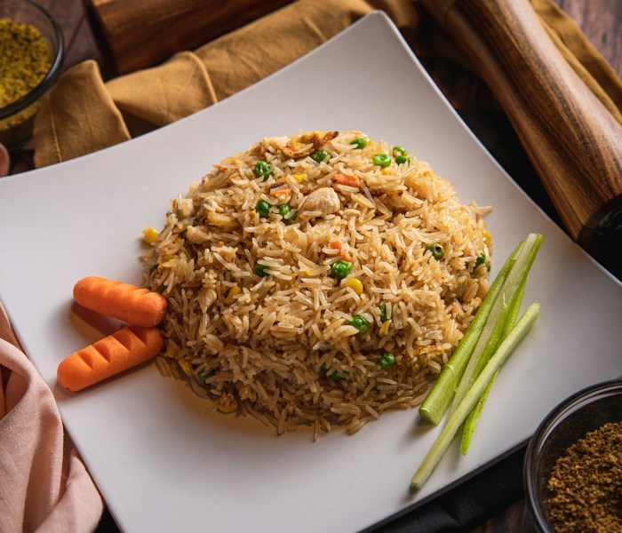Semangkuk hidangan nasi dan ayam